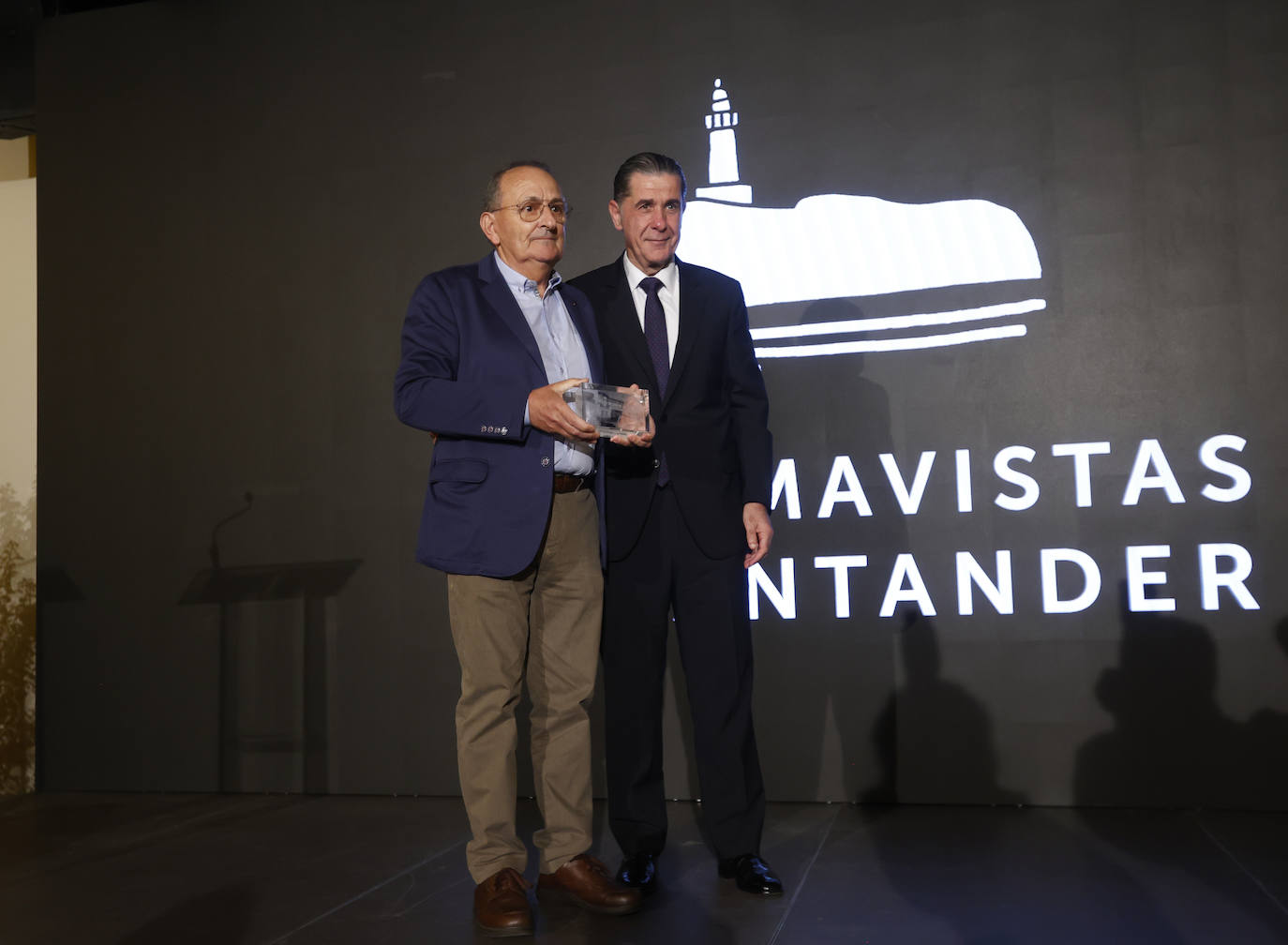 Miguel Ángel Miguélez, de El Tomavistas, recibe el premio Amigo de la AEHC.