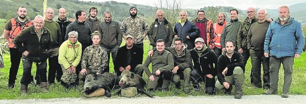 Integrantes de la cuadrilla 91, de Molledo, que dirige Leandro Ceballos, con los dos jabalíes abatidos en Montequemado el pasado domingo.