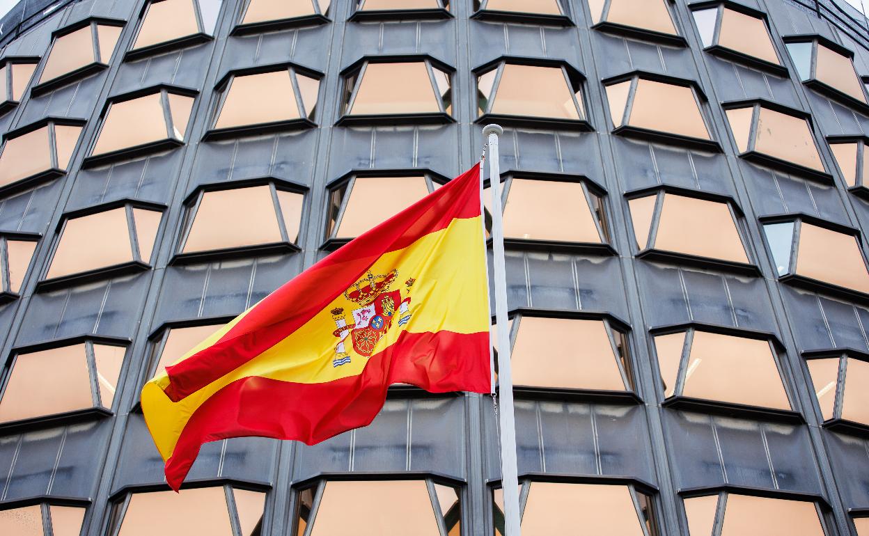 Bandera de España en el Tribunal Constitucional.