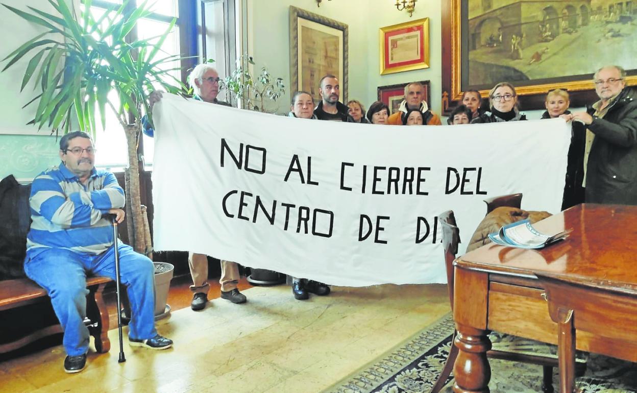 Familiares de usuarios del centro de día, ayer, durante el pleno de la Corporación de Castro. 