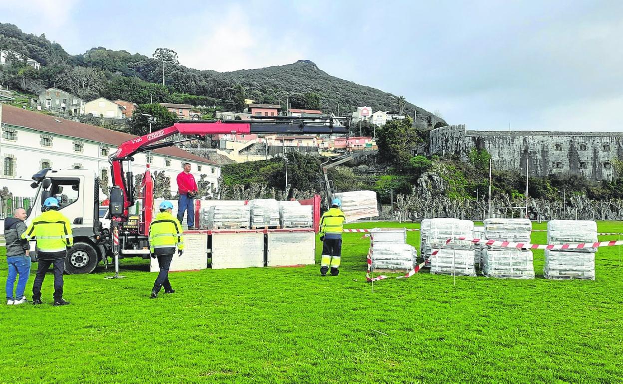 Ayer se procedió al acopio de palés con todo el material necesario en la campa del Glacis de Santoña. 