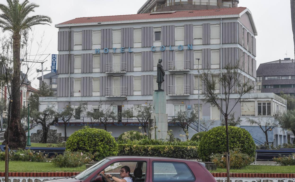 El hotel Colón, al fondo, frente a la estatua del descubridor por la que recibió el nombre. 