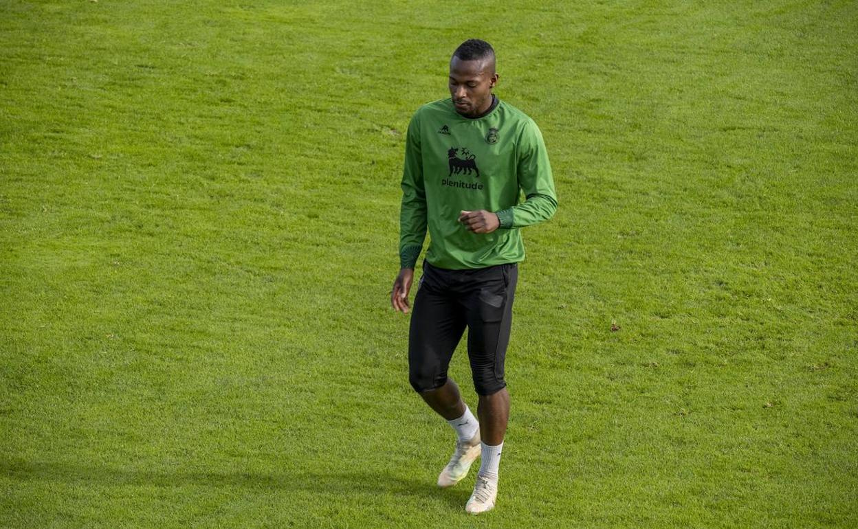 Cedric, durante el entrenamiento de esta mañana en La Albericia. 