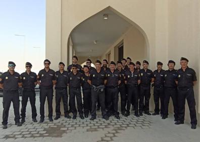 Imagen secundaria 1 - El equipo de tédax españoles en Doha. Debajo, De la Rosa con uno de los robots que usan en sus intervenciones.