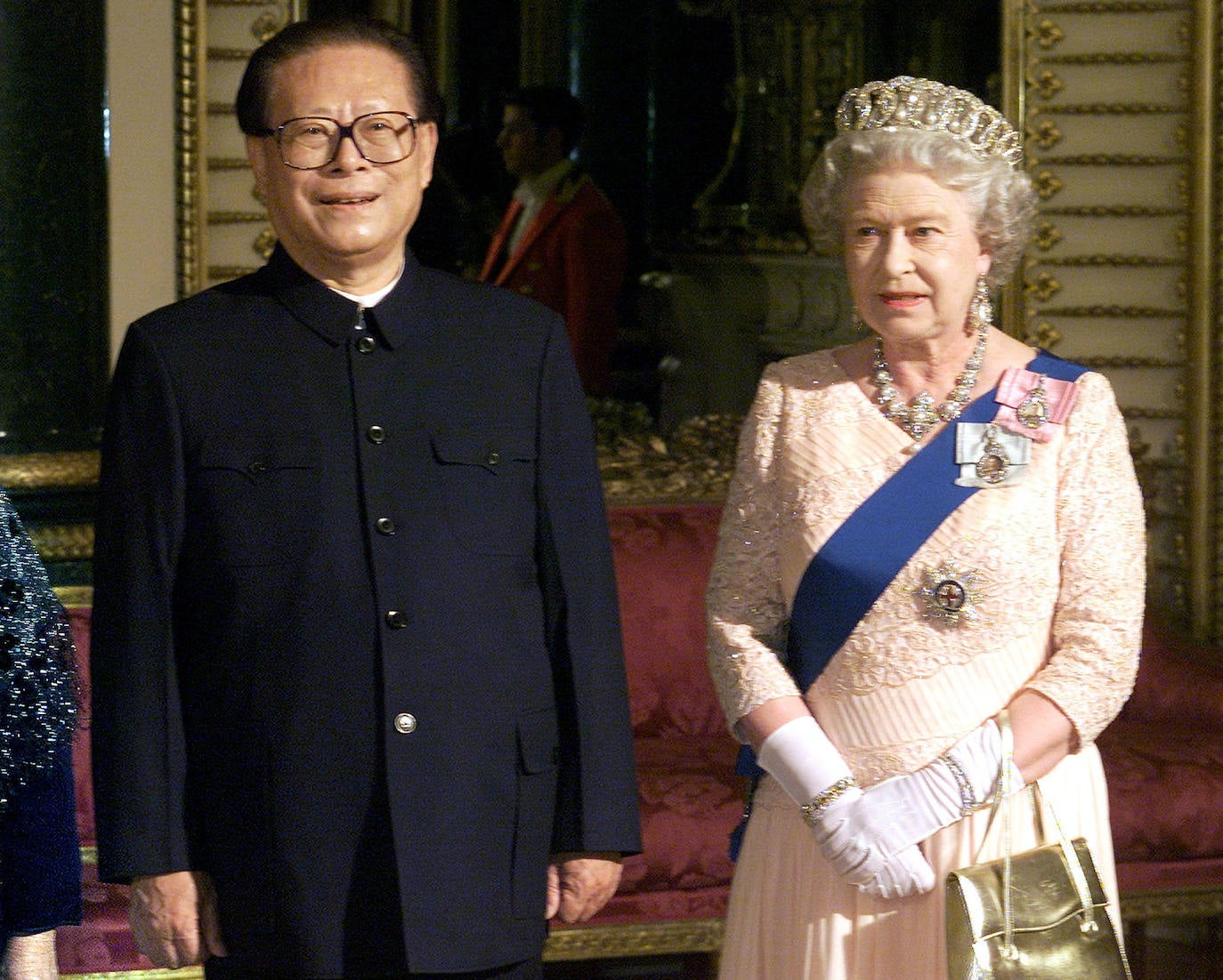 Con la reina Isabel II en el Palacio de Buckingham en 1999.