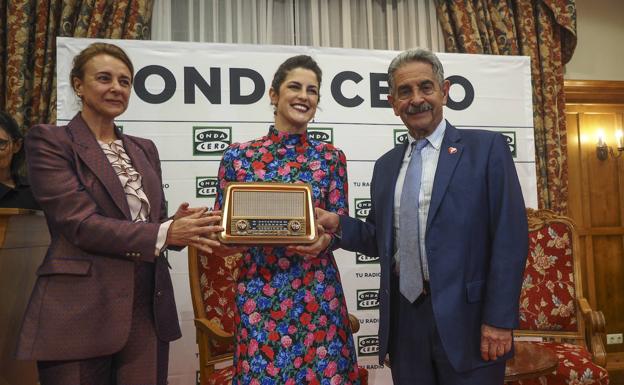 María Teresa Járabo (izquierda) y Miguel Ángel Revilla fueron los encargados de entregar el premio a Sumillera. 