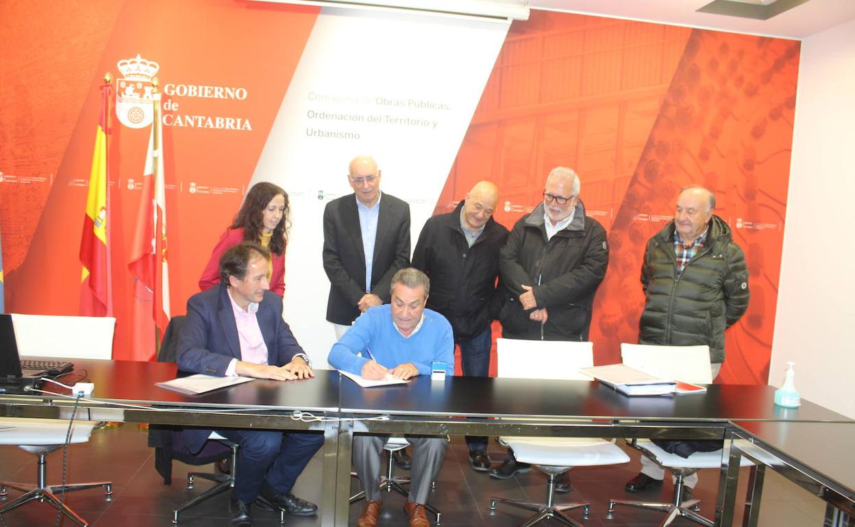 Un momento de la firma de la autorización para poder utilizar el puerto entre el consejero y el colectivo de La Pozona. 