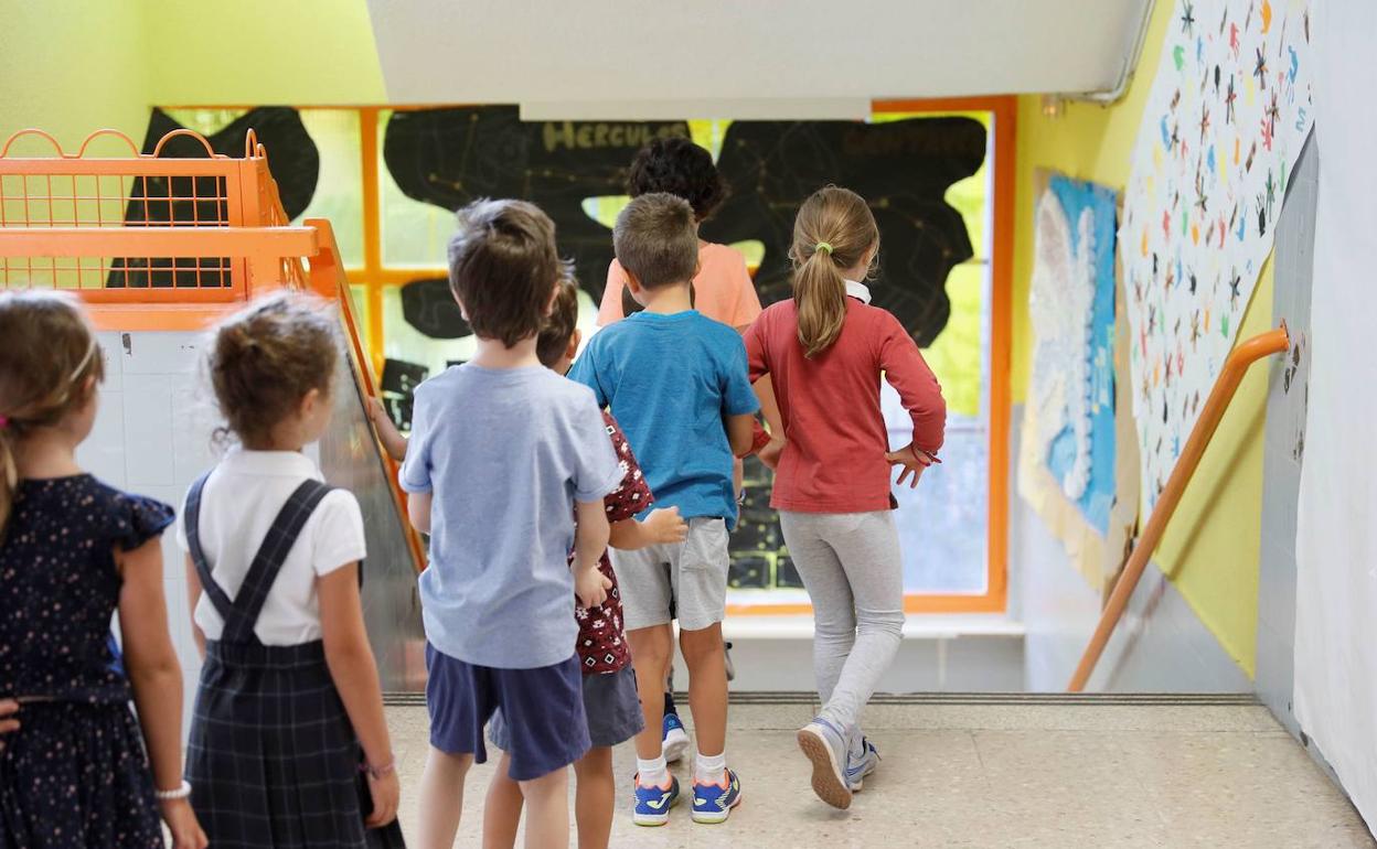 Un grupo de alumnos accede a sus aulas en un colegio de Madrid. 