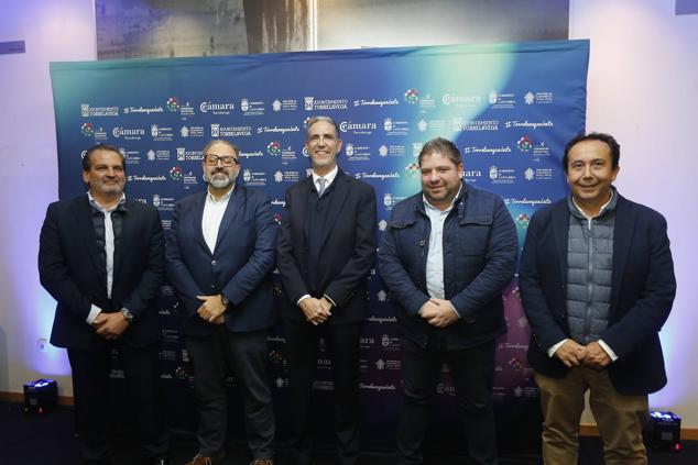 El teatro Concha Espina acogió la primera fiesta de reconocimiento a comerciantes, industriales y hosteleros