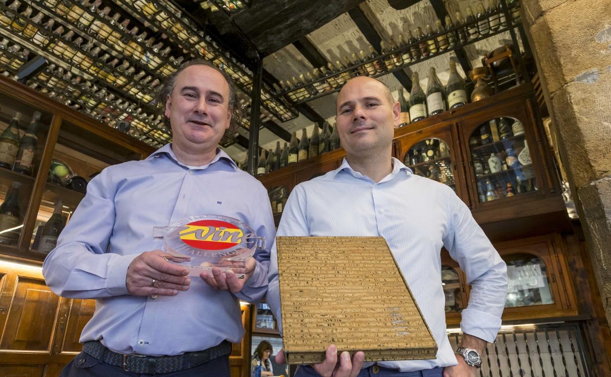 Andrés y Juan Conde Laya posan con el premio y la carta de vinos galardonada. 