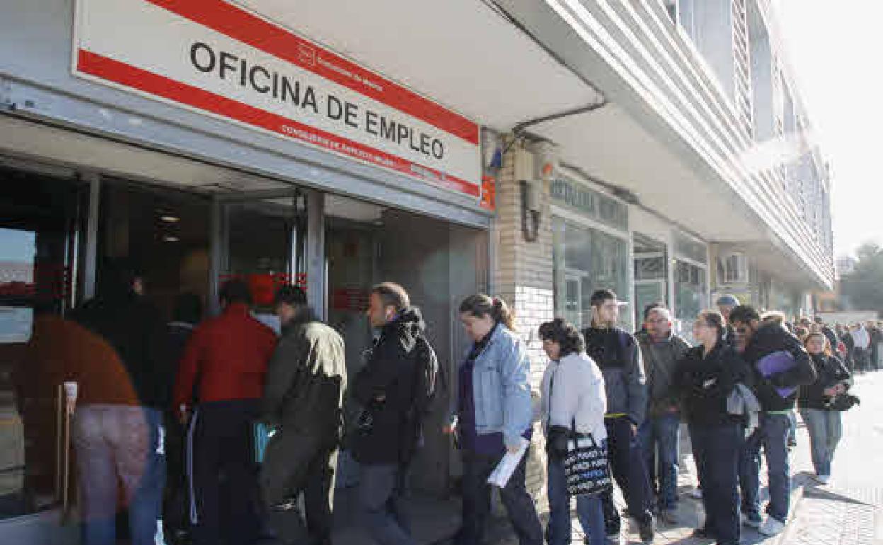 Trabajadores a las puertas de una oficina de empleo. 