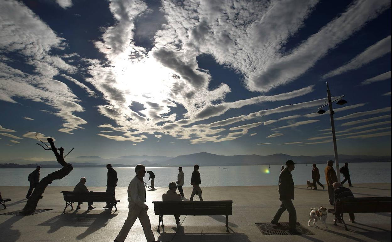 Imagen de archivo de gente por el paseo marítimo de Santander bajo el cielo nublado.