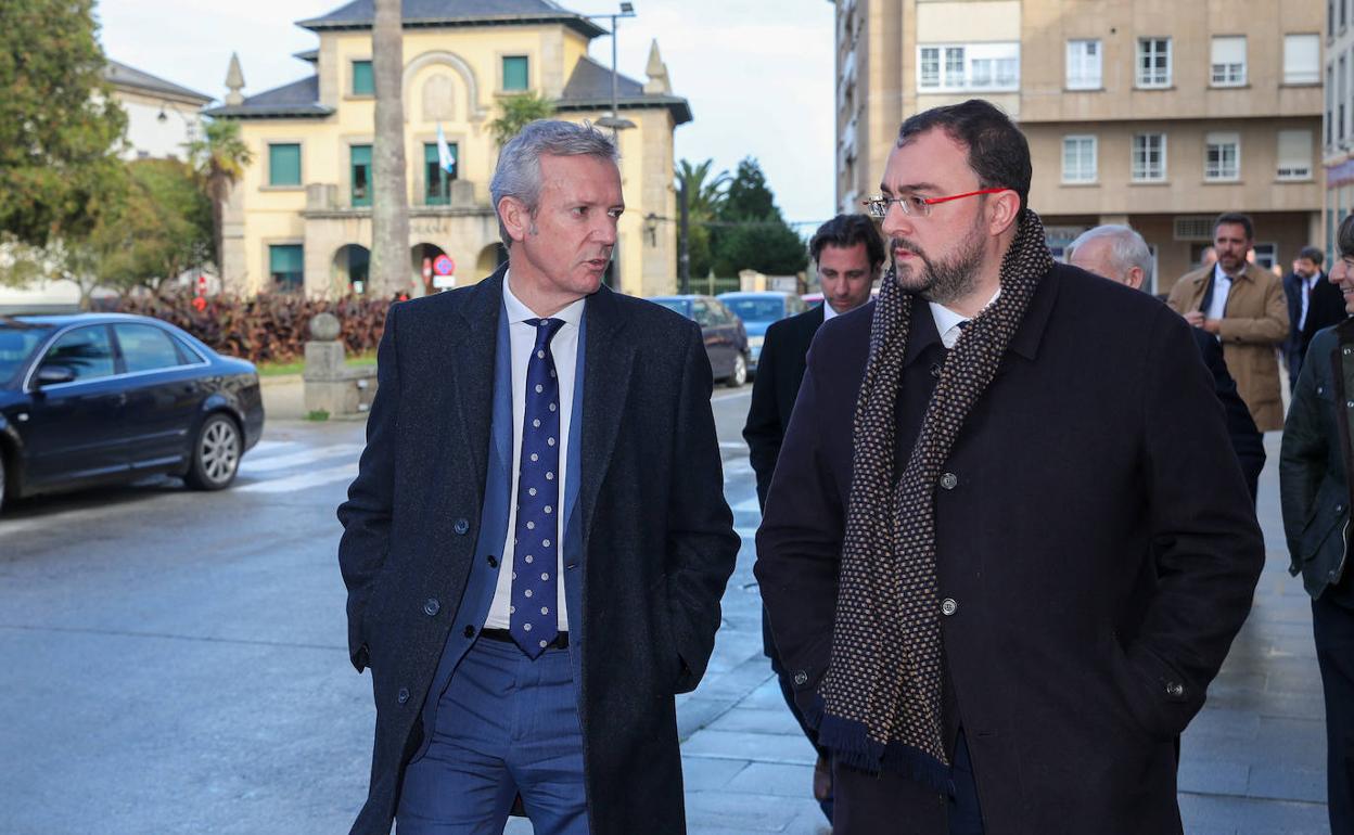 Los presidentes de Galicia, Alfonso Rueda, y Asturias, Adrián Barbón, abordaron el tema del corredor Atlántico en un reciente encuentro. 