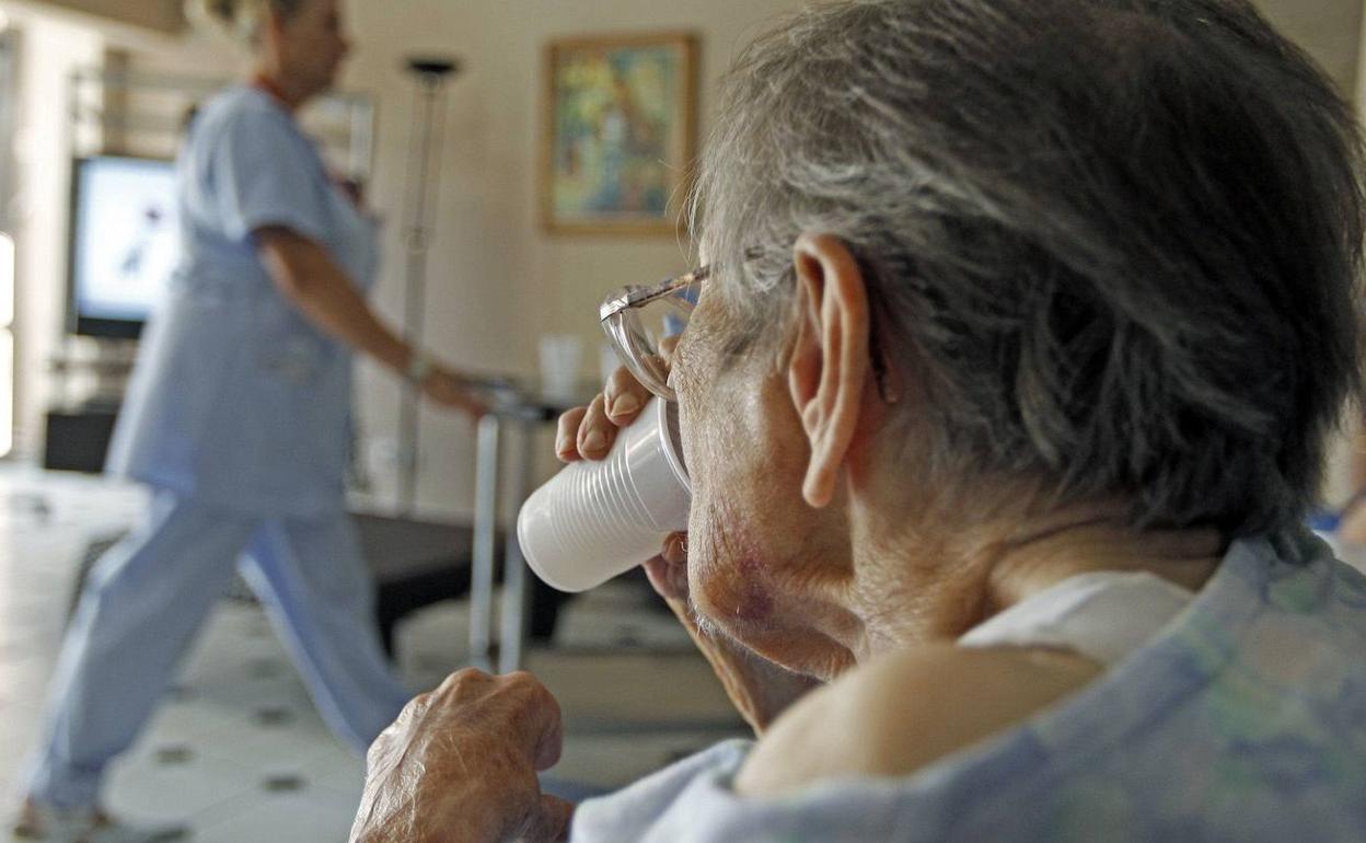 Imagen de archivo de una mujer en una residencia de ancianos.