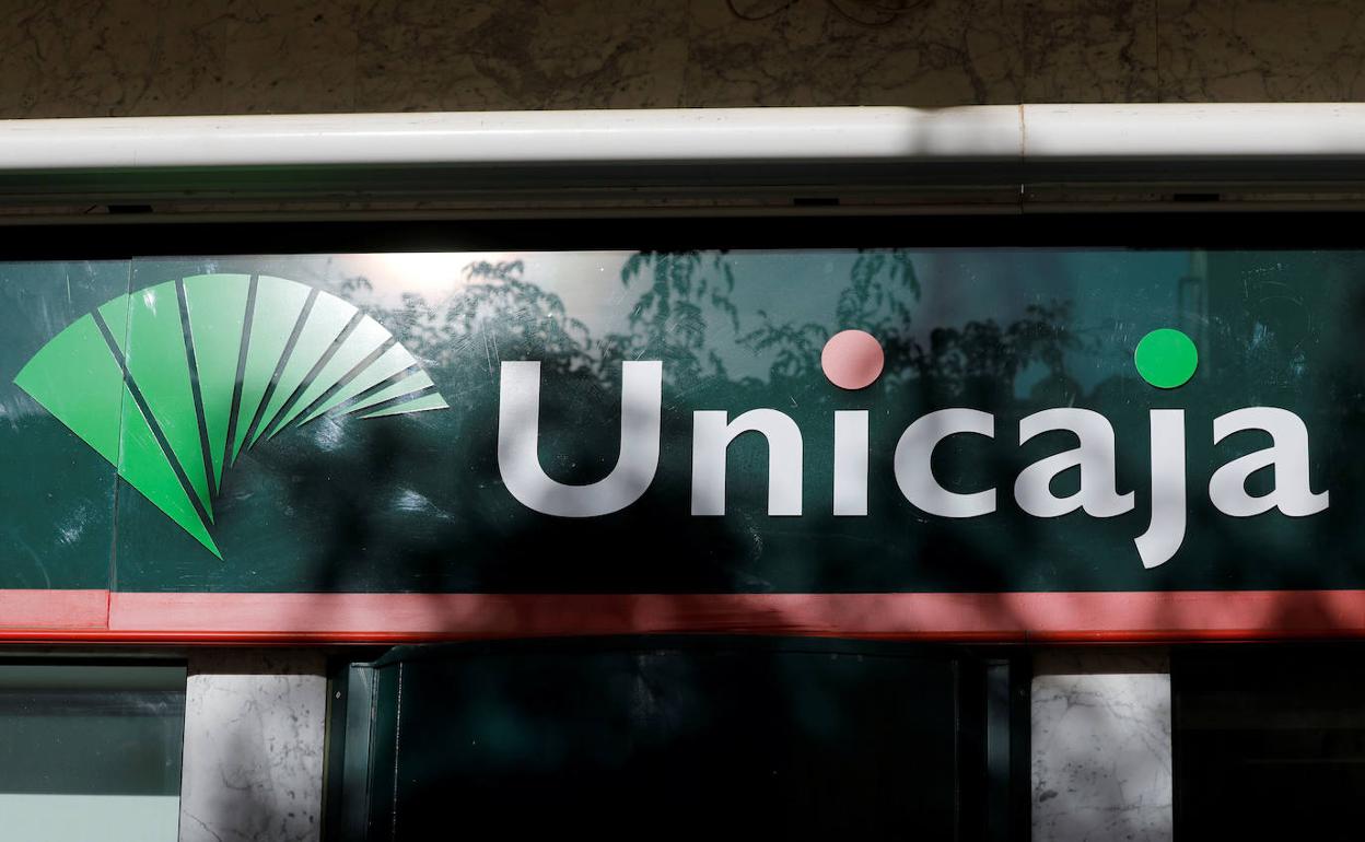 El juez investiga a dos personas por las estafas de suplantación de identidad en Unicaja