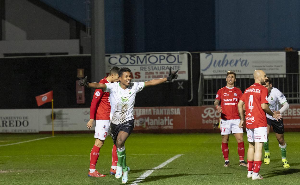 Jeremy, del Rayo Cantabria, celebra su primer gol del partido