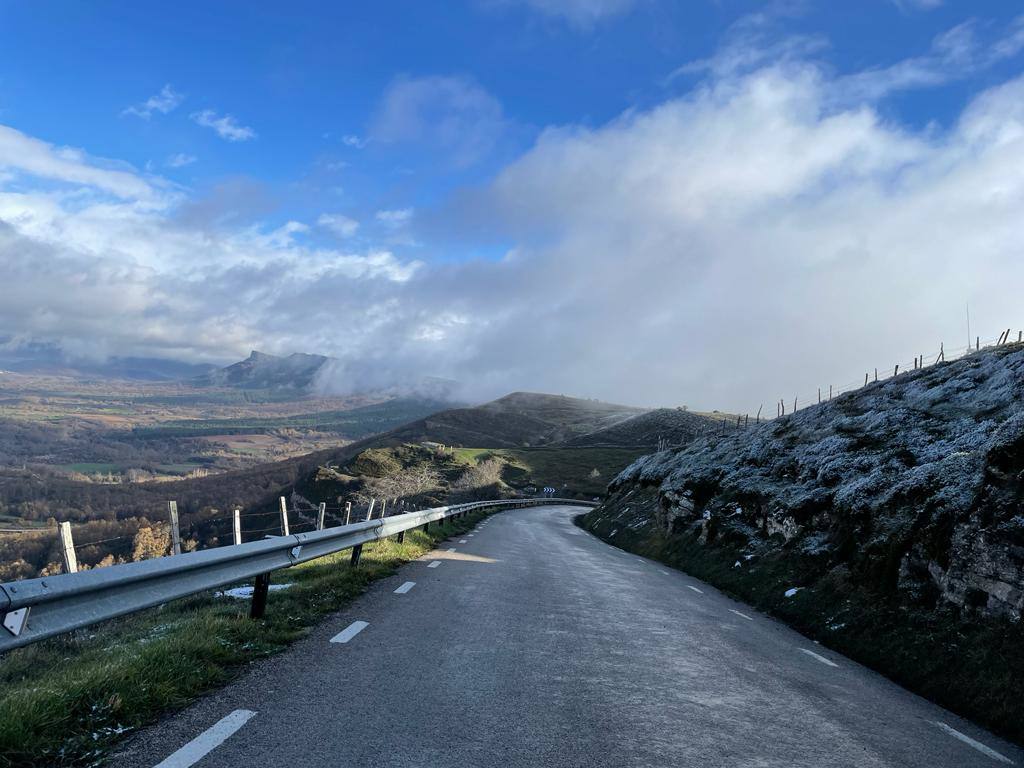 Fotos: Nieva en Valderredible pero no cuaja