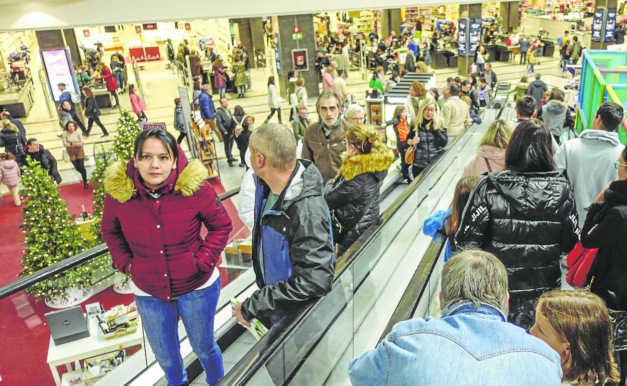 El Corte Inglés se traía ayer por la tarde el trajín habitual en los días de lluvia. 