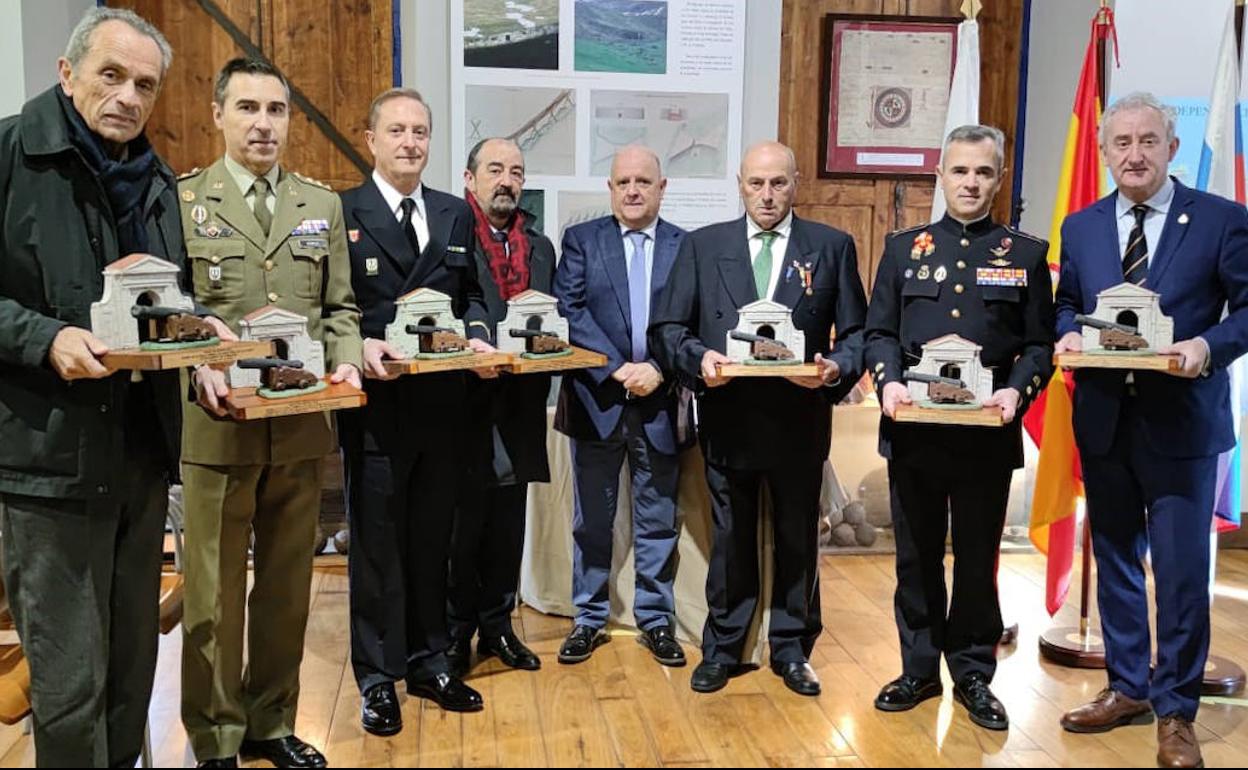 Foto de familia de los premiados de esta edición junto a miembros de la Asociación de Amigos del Museo.