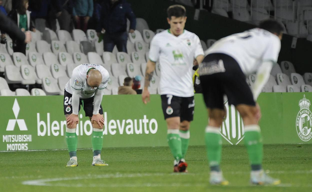 Los jugadores verdiblancos, cabizbajos tras el final del encuentro.