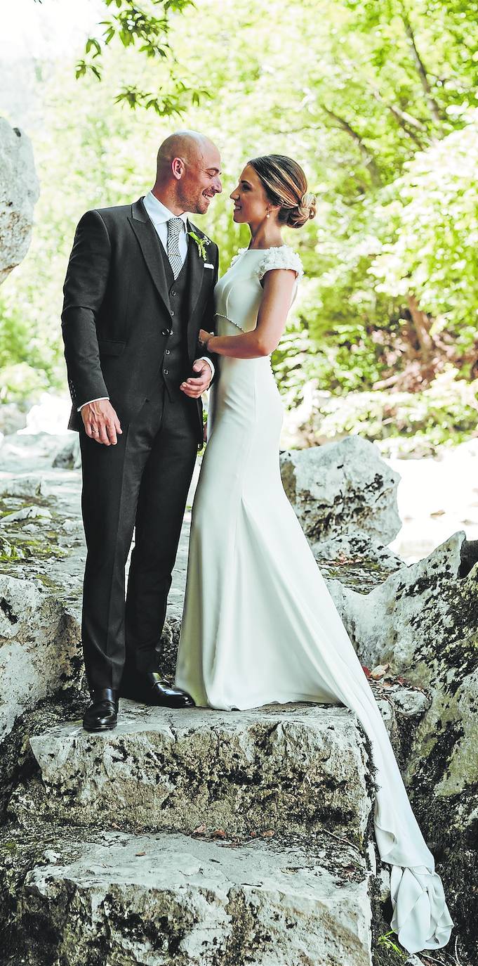 Paula Sainz y Alejandro Gutiérrez celebraron su boda en el Gran Hotel Balneario de Puente Viesgo, el pasado 9 de julio. La pareja recuerda que aquel día hacía mucho calor, «y nuestros amigos tuvieron la genial idea de llevar pistolas de agua. Fue un acierto total». 