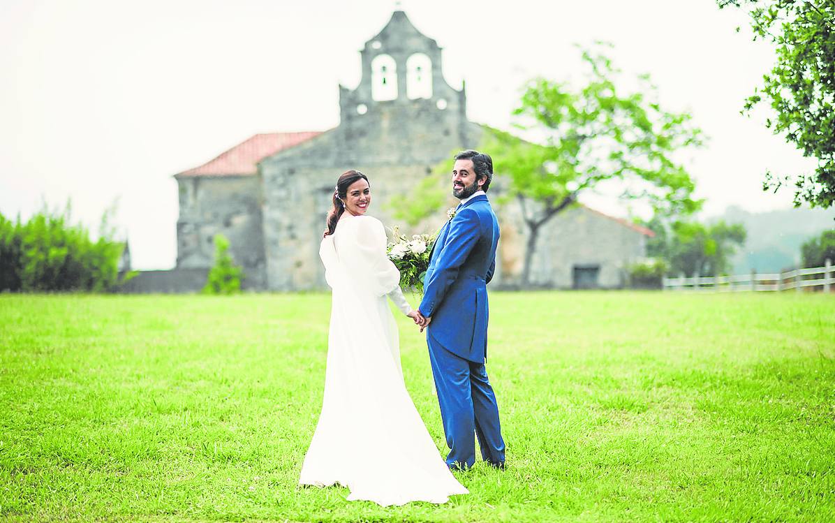 Mónica Loayza y Bernardo Sánchez-Lastra se casaron el pasado 11 de junio en Santillana del Mar. La novia eligió un vestido de Luis Alonso convertible con abrigo y una lazada gigante atrás.