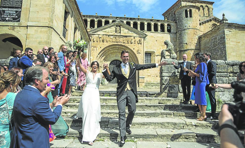 Nerea Foronda y Mathias Stutzmüller se casaron el pasado 2 de septiembre en la Colegiata de Santa Juliana de Santillana del Mar. Como anécdota del día Nerea recuerda que «en la iglesia nos dimos un beso antes del sacramento y el cura se rió con complicidad. Somos como dos imanes, es mirarnos y no podemos evitar entrar en nuestro mundo». 