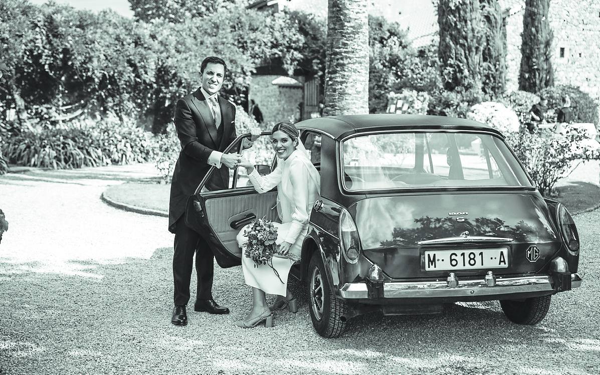 Itziar Castillo y Daniel Peral contrajeron matrimonio en la iglesia de San Lorenzo de Periedo el pasado 22 de octubre. Eligieron el mismo MG que habían utilizado los padres del novio, Begoña y Domingo, casi 50 años antes. 