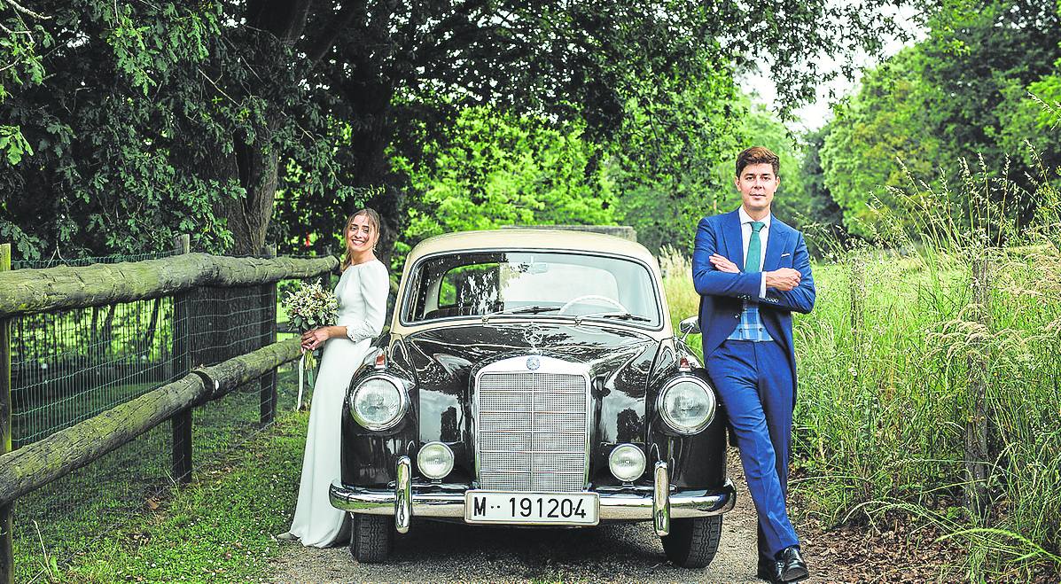 Alicia Fernández y Sergio Carrascal se casaron en la Iglesia de Santa Eulalia de Suesa el pasado 21 de mayo. La pareja eligió un automóvil clásico de color negro y crema, que su amiga Laura Gonzalo alquiló como regalo de boda. Recuerdan que durante el cóctel nos acompañó un grupo de flamenco que hizo bailar hasta a los abuelos». 