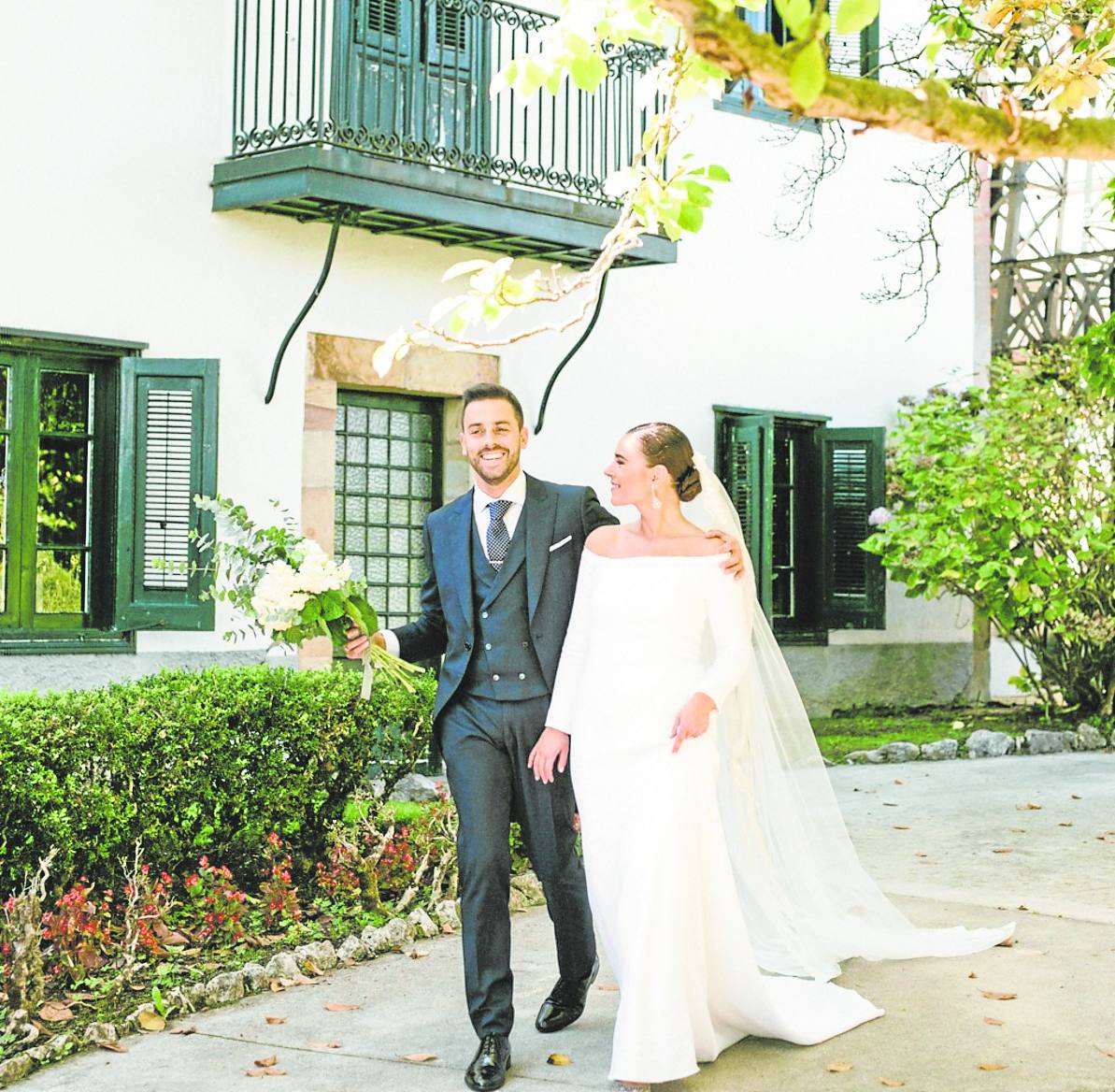 Ángela Salcines y Fernando Nieto se casaron el pasado 1 de octubre en la iglesia de San Mamés en Cerbiago (Ampuero). La pareja recuerda con cariño al párroco que ofició la ceremonia porque «fue muy enrollado y ofició una misa muy amena con risas incluidas». También fue muy anecdótico el trayecto al restaurante. «Escogimos un Citroën C11 negro precioso y nos pasamos el camino alucinados porque todos los que nos alcanzaban nos pitaban y saludaban con muecas incluidas, ¡y eso que el coche no llevaba flores!», rememoran. 