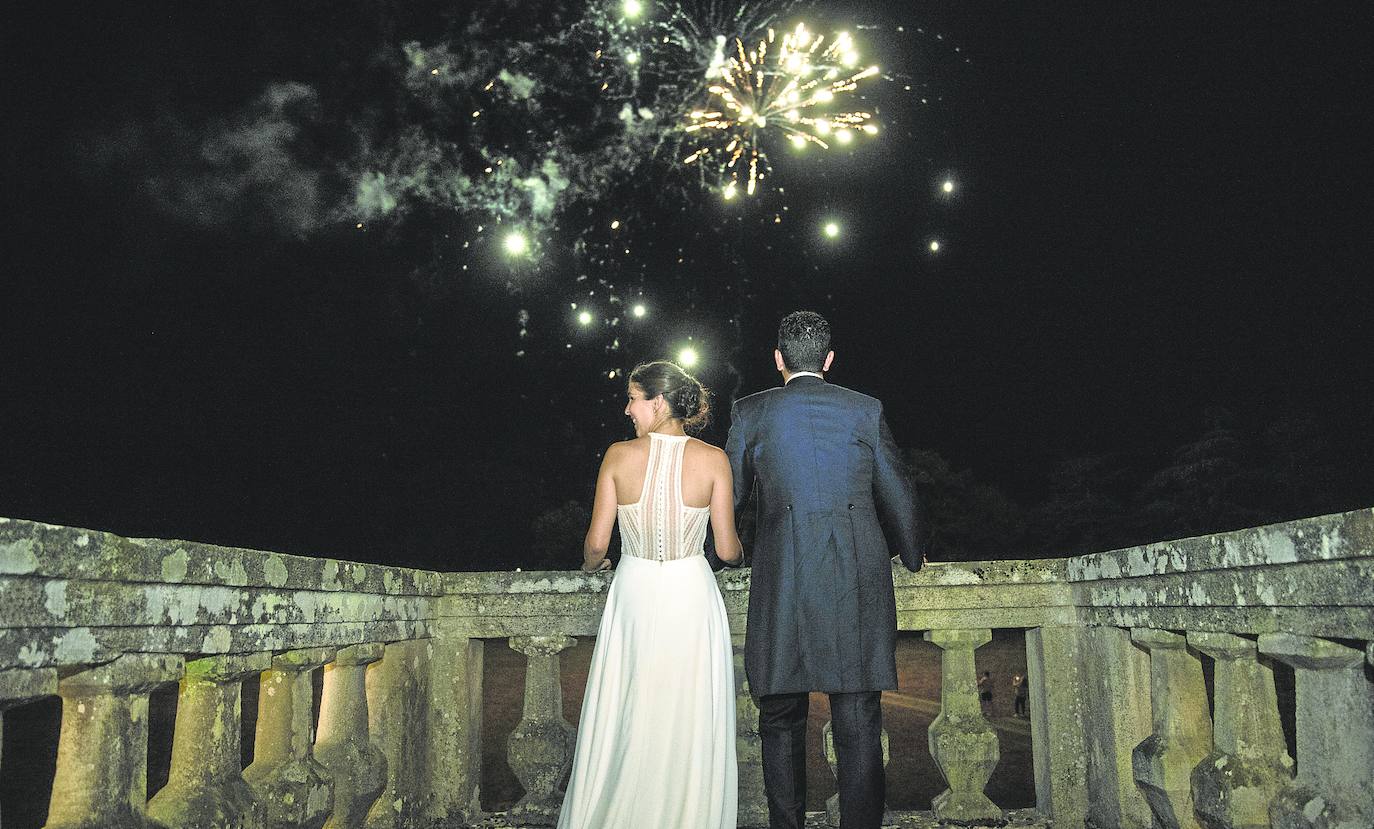 Marta González y Héctor Canal se casaron el pasado 6 de agosto en la catedral de Santander tras retrasar la boda un año por la pandemia. La pareja sorprendió a todos los invitados bailando un vals y una salsa que estuvieron ensayando durante meses. «Cuando me quité la sobrefalda para bailar, con los nervios no me acordé de ponerme el cinturón que tenía preparado para lucir en ese momento», recuerda Marta. Otro de los instantes más especiales de su día fue el lanzamiento de fuegos artificiales. 