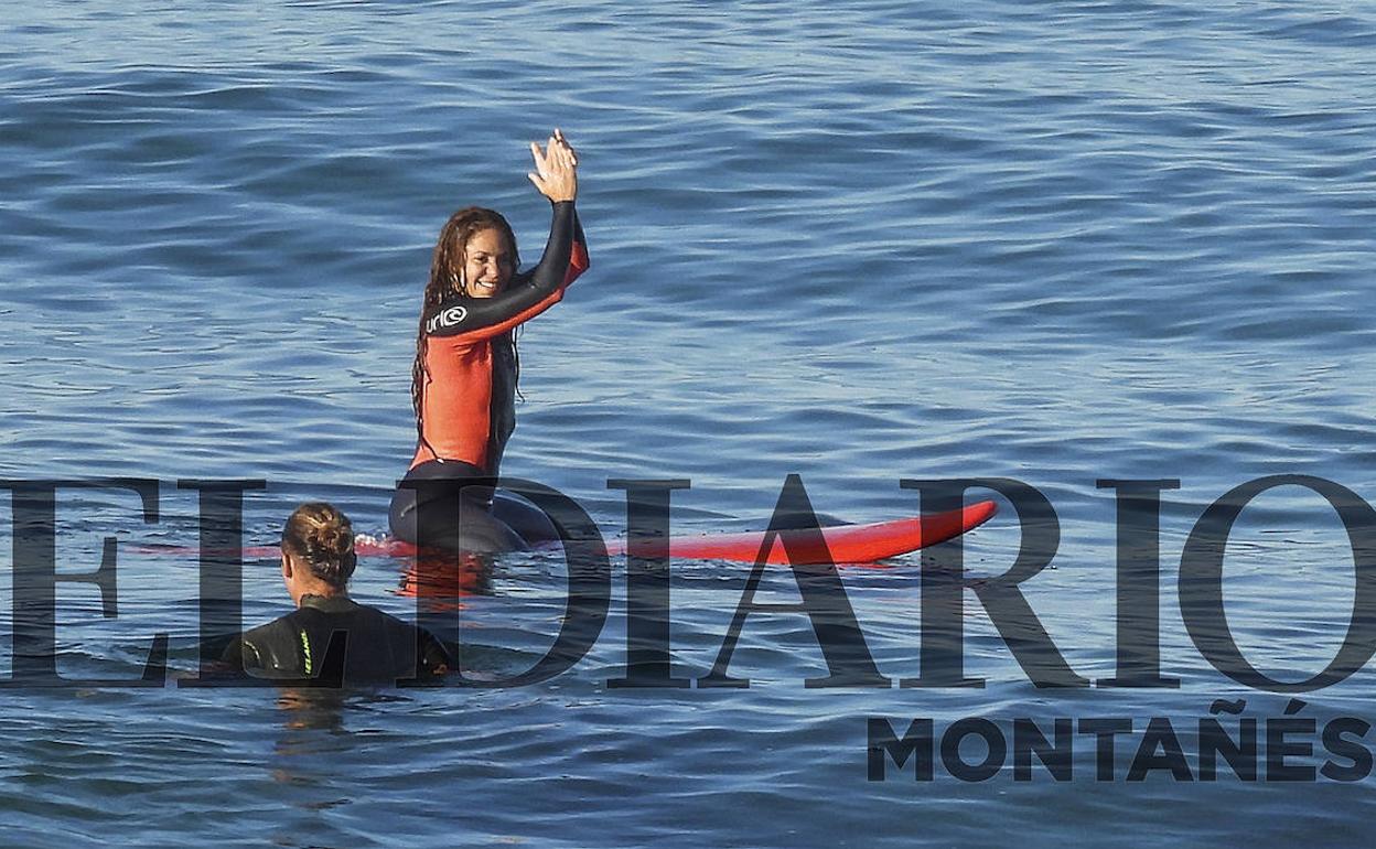 Shakira haciendo surf en Cantabria.