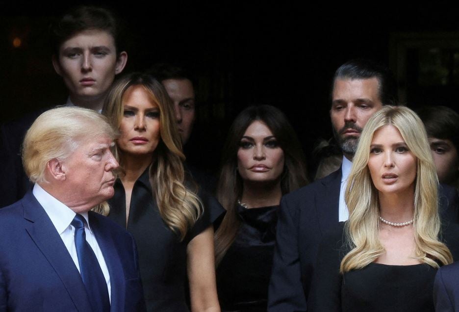 El expresidente de los Estados Unidos, Donald Trump, su esposa Melania, Kimberly Guilfoyle, sus hijos Barron y Donald Jr. y su hija Ivanka abandonan la iglesia St. Vincent Ferrer durante el funeral de Ivana Trump, miembro de la alta sociedad y primera esposa de Trump, en la ciudad de Nueva York, en julio.