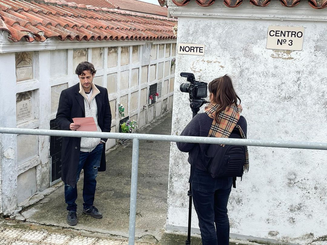 El Cementerio de Ciriego compartió en su perfil de Instagram una foto de Juan Diego Botto visitando la tumba del último amante de Lorca, Rafael Rodríguez Rapún. .