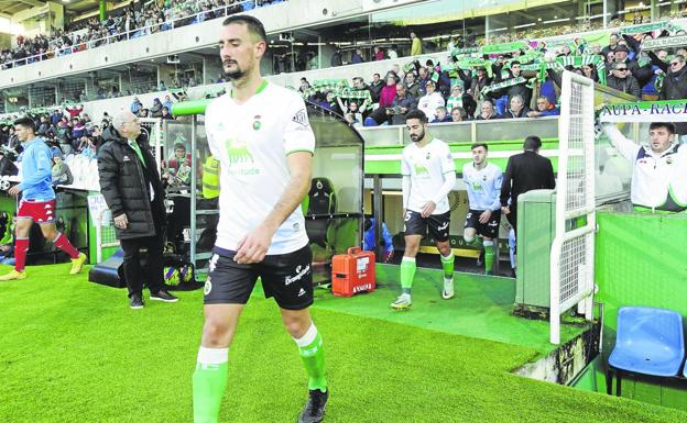 Pol Moreno salta al campo por delante de Rubén Alves y Dani Fernández. 