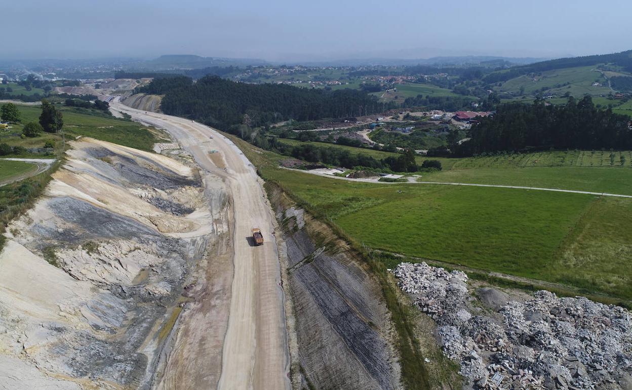 La solución al nudo de Torrelavega, en obras desde hace cuatro años, sigue acumulando retrasos.