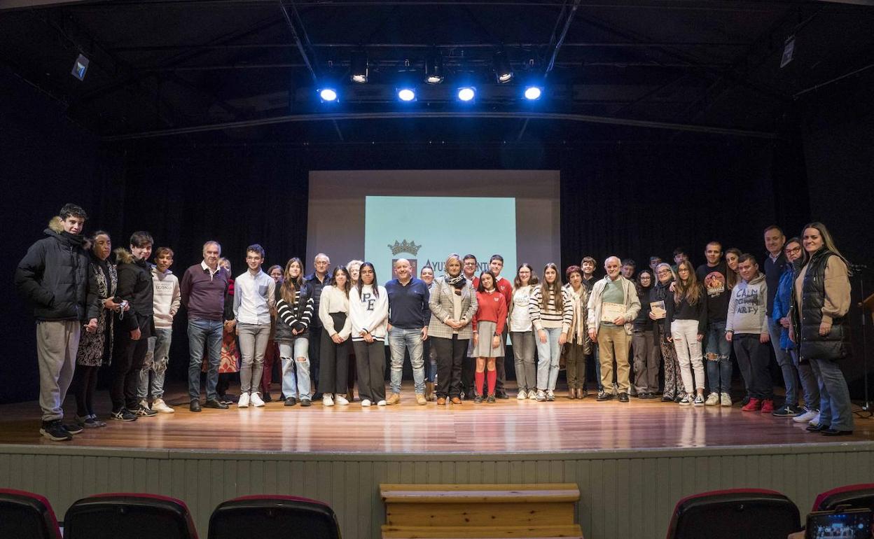 Foto de familia del acto de conmemoración del aniversario de la Constitución Española celebrado en La Vidriera. 