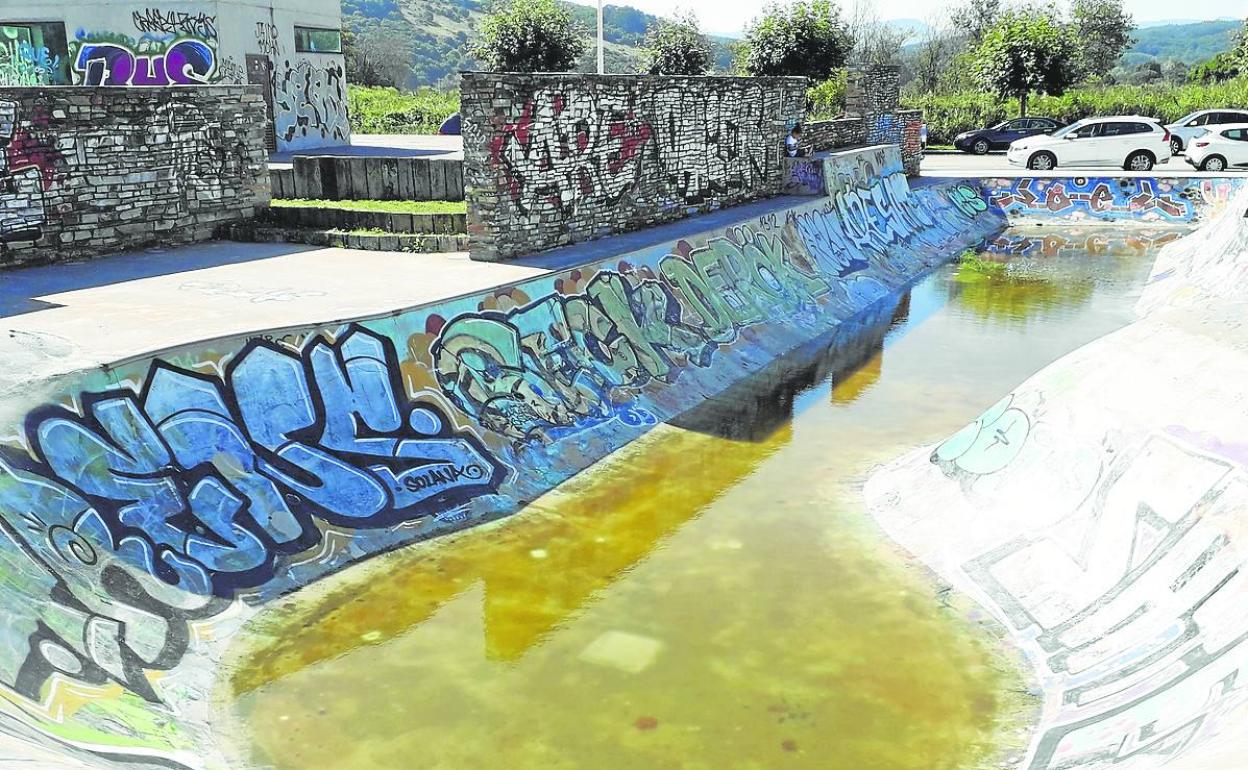 Las pistas de skate presentan una degradada imagen por los múltiples grafitis y, además, se encharcan. 