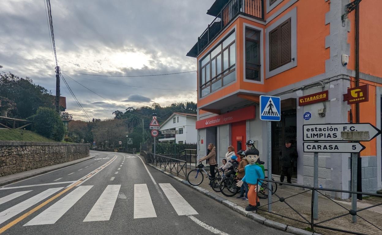 Dos muñecos mejoran la seguridad vial en Limpias