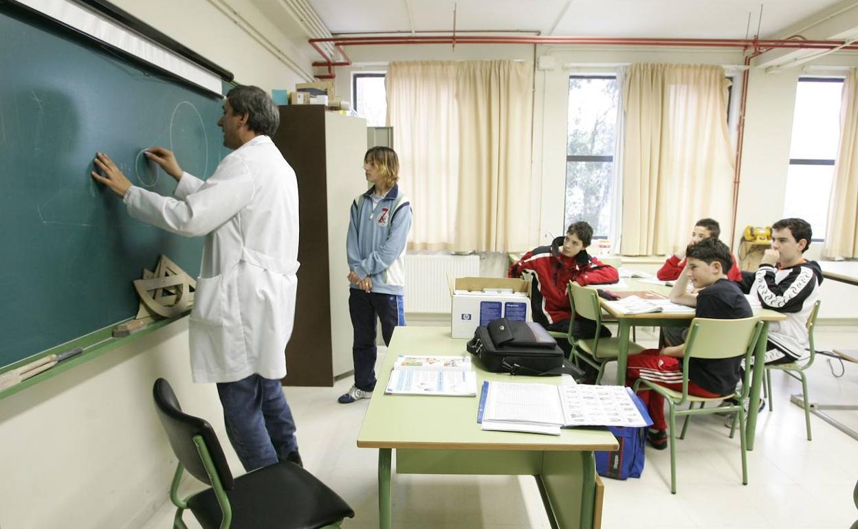 Un profesor imparte clase en un instituto cántabro.