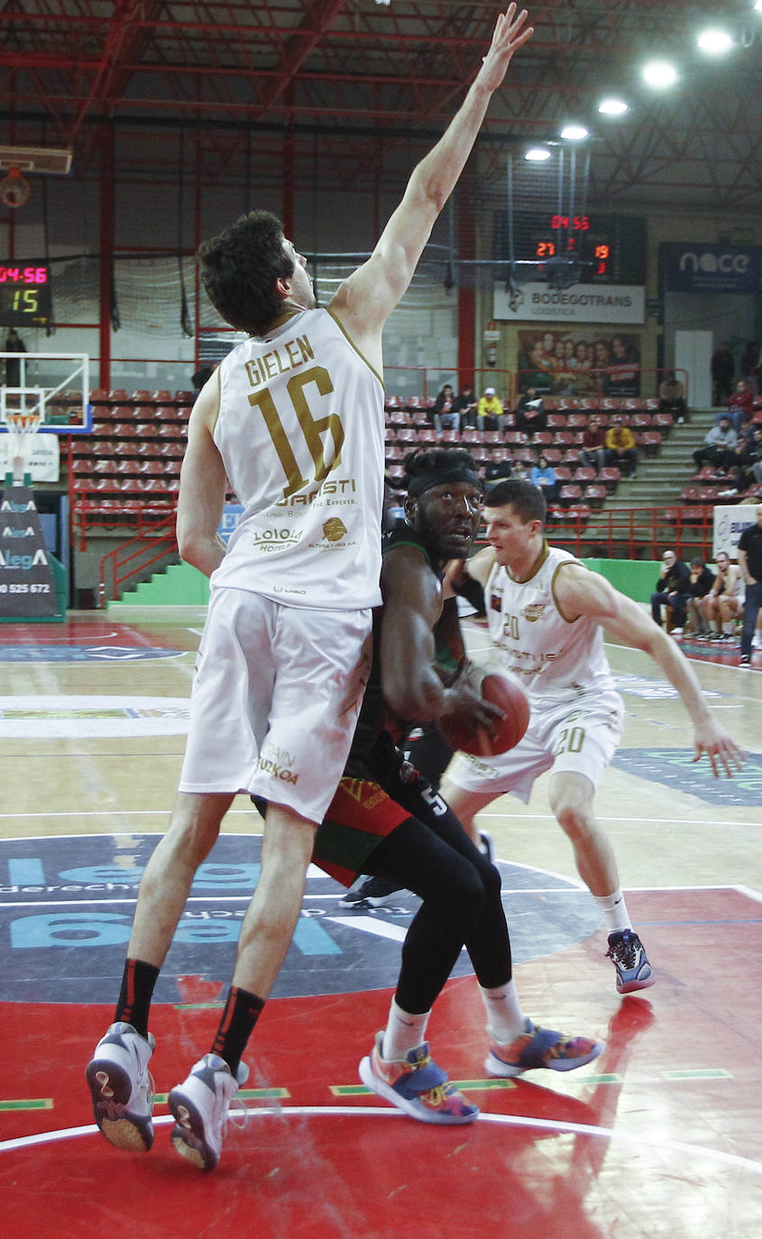 Fotos: Las imágenes del partido de baloncesto entre el Alega y el Juaristi