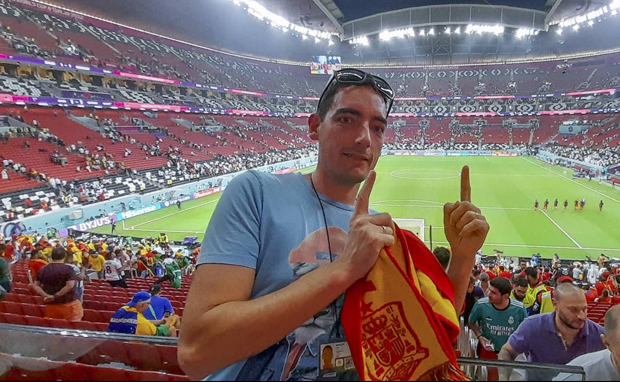 Marcos Antón, antes de que comenzase el partido entre España y Alemania en el estadio Al Bait, en Qatar.