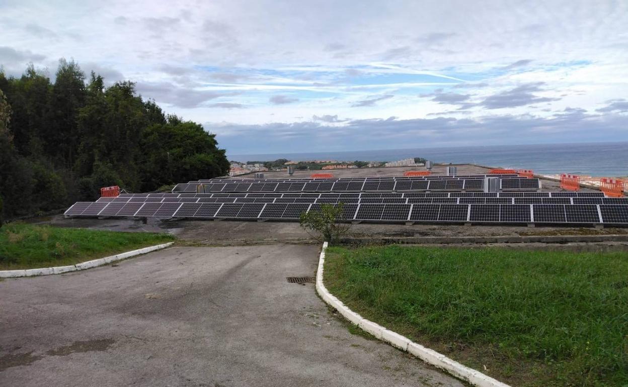 Paneles solares instalados en la cubierta del depósito de la ETAP de Castro Urdiales. 