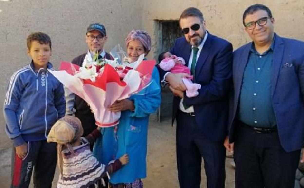 El director de zona de Alsa, con la pequeña Kamilia en brazos, durante su visita a la familia protagonista de esta historia. 