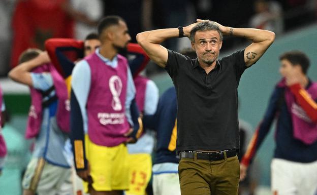 Luis Enrique se lleva las manos a la cabeza tras la eliminación.