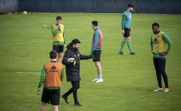 Guillermo Fernández Romo dirige un entrenamiento del Racing en La Albericia