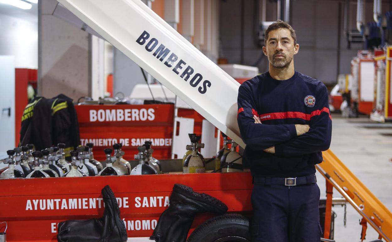 Julio Revuelta, ayer, en la sede de los Bomberos de Santander en Ojaiz. 