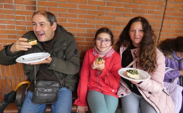 Imagen principal - La degustación ha hecho las delicias de los entusiastas del respigo, que han contado con la presencia de los Cofrades de la Anchoa de Cantabria, así como de la alcaldesa de Laredo y otros miembros de su corporación 