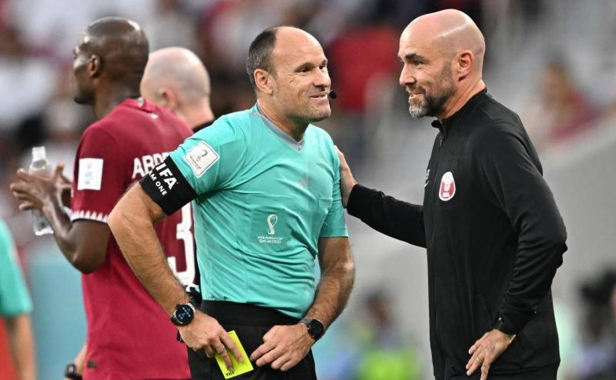 Mateu habla con Félix Sánchez, técnico de Qatar