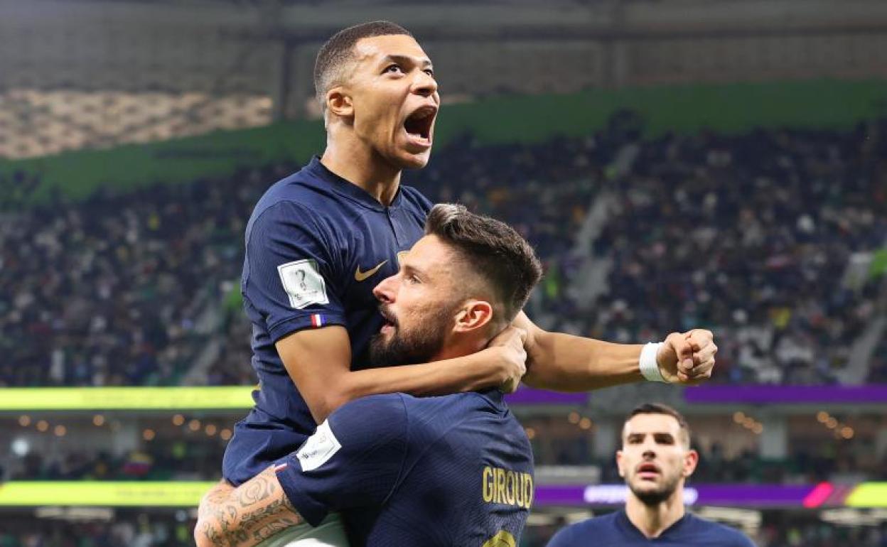 Mbappé y Giroud se abrazan tras un gol de Francia en Qatar. 